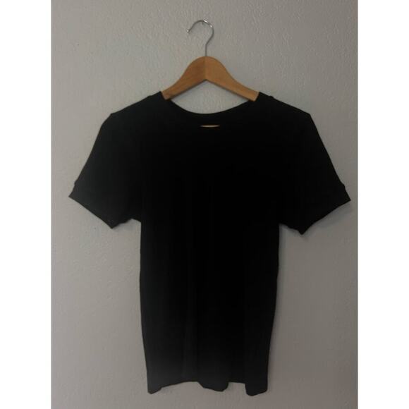 Black Everlane shirt with a Lace like pattern detail - Picture 4 of 7